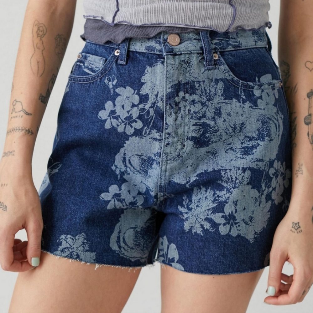 BDG A-Line High Waist Surfer Blue Floral Print Denim Shorts Women's Size 29 - Picture 2 of 12